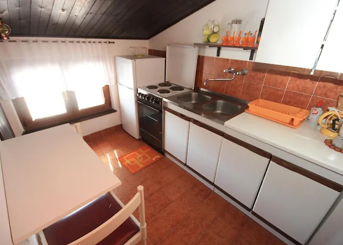 With A Parking Space Stinjan, - 7201 * 普拉